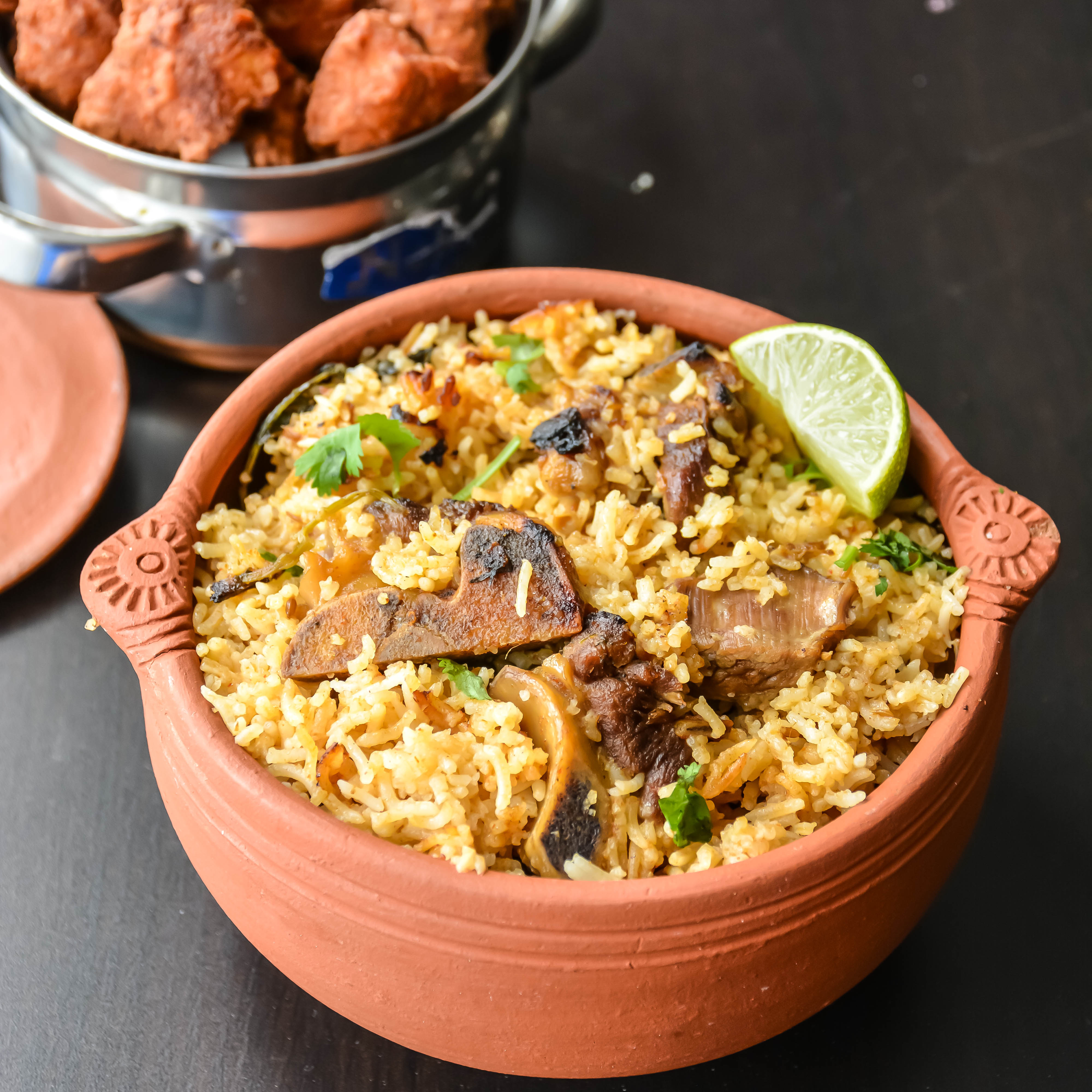 Meat rice. Хайдарабадское бирьяни. Чикен бириани. Бирьяни Геншин. Mutton Hyderabadi Biryani.